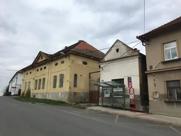 Průčelí Statku a sousední bílá budova před rekonstrukcí