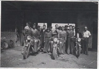 Skupinový snímek s motocykly